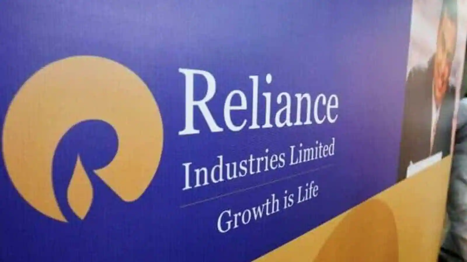 RIL shares plunge on weak market. What should investors do post Q4 results?