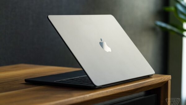 Vergecast: MacBook Air M2 review, Elon vs. Twitter, and Apple beta season