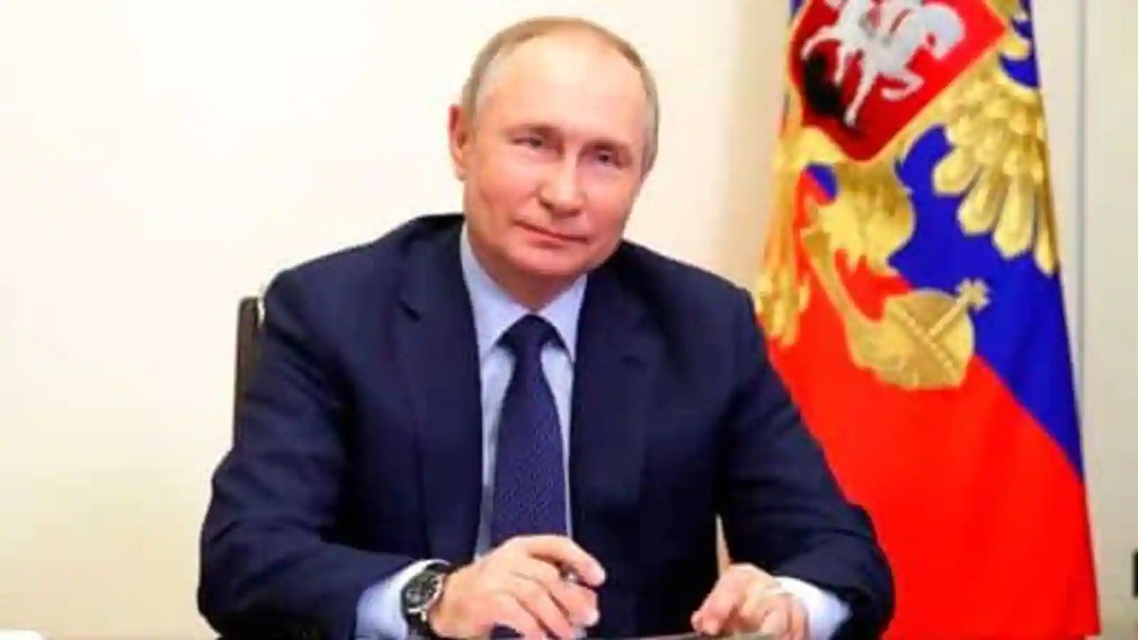 Vladimir Putin’s health may not be good as expert notices ‘black hands’: Report